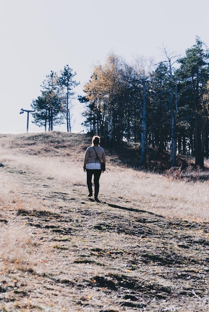 Photo rear view of woman walking on field against sky