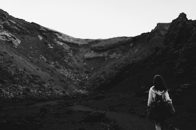 Photo rear view of woman walking on mountain against clear sky