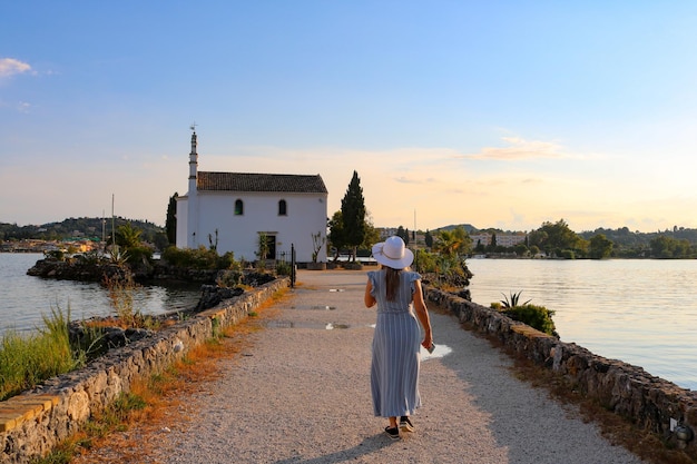 Photo rear view of a woman walking towards building