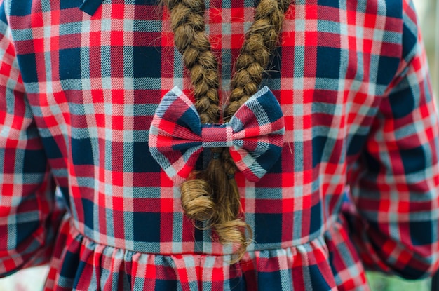 Photo rear view of woman with bow on pleated hair