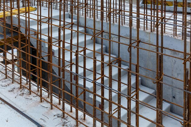 Photo rebar metal frame steel mesh interconnected at the construction site construction of multistorey