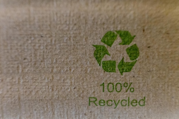 Photo a recycled paper napkin featuring the recycling symbol and the text 100 recycled