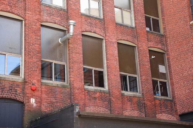 A red brick building with a sign that says'no parking'on it