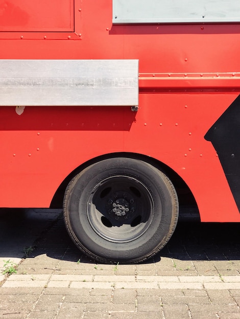 Photo red bus on street during sunny day