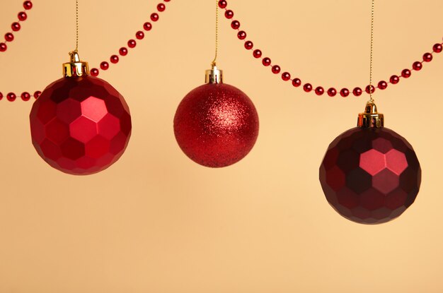 Photo red christmas balls on beige background. new year concept.