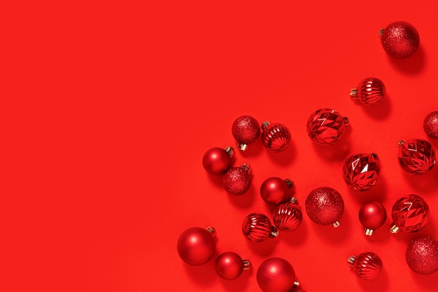 Photo red decorative balls in a white square pedestal on a red background.