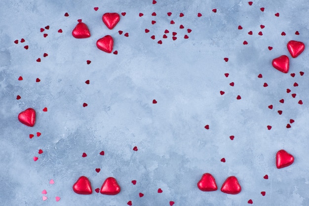 Red hearts of different sizes on a gray background