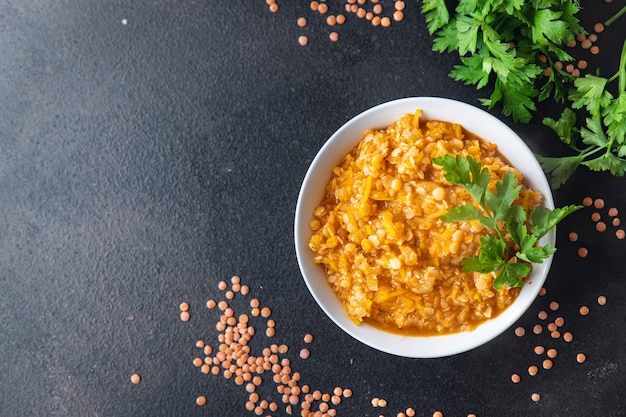 Photo red lentils with vegetables stewed legumes and curry spices indian dal soup ready to eat meal snack