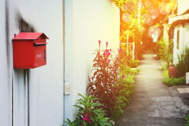 Photo a red postbox is mounted on the wall of the building