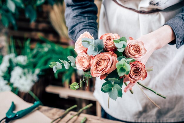 Photo red rose in brides flower bouquet