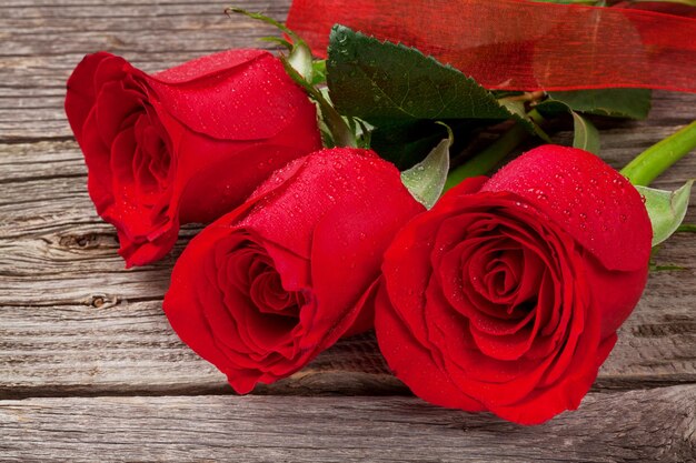 Red roses over wood