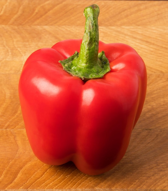 Photo red sweet pepper on a wooden board