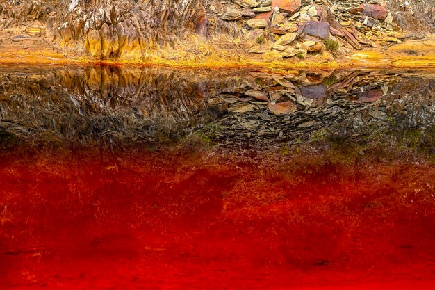 Photo red water reflections at rio tinto