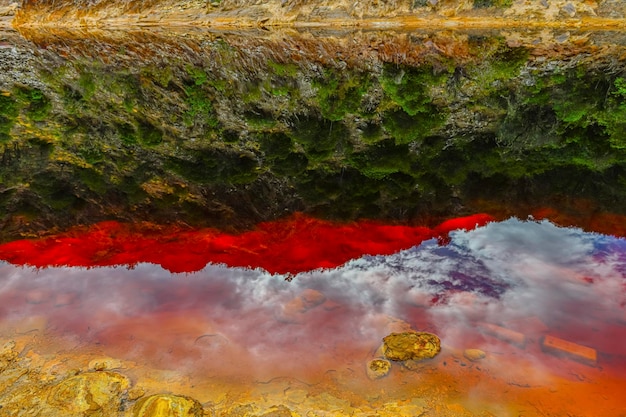 Photo red water reflections at rio tinto