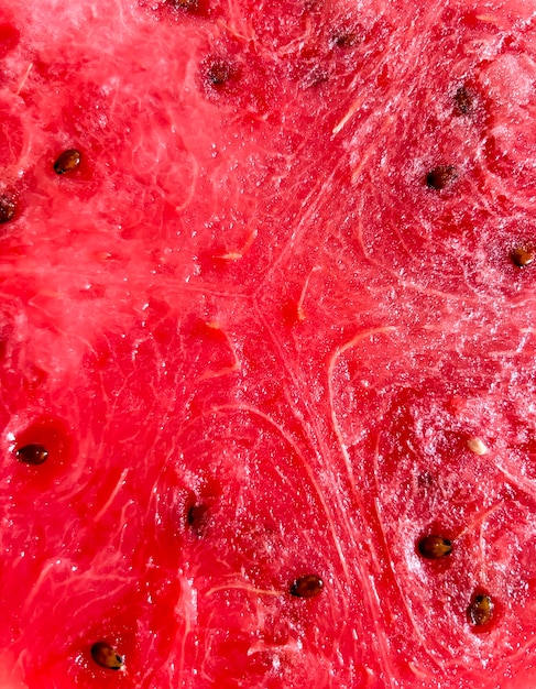 Photo red watermelon flesh with black seeds closeup of watermelon pulp the background is a watermelon from top to bottom