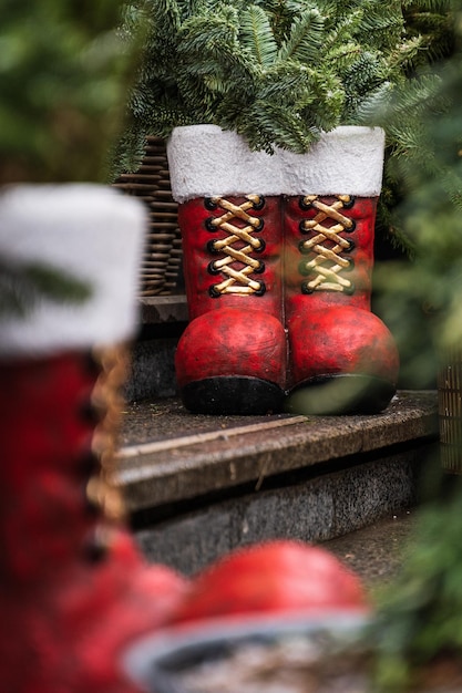 Photo a red and white boot that is on a step