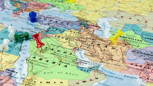 Red and yellow pin placed at Saudi Arabia and Iran map.