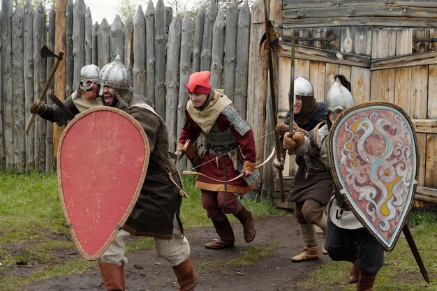 Photo reenacting historical medieval battle scene outdoors