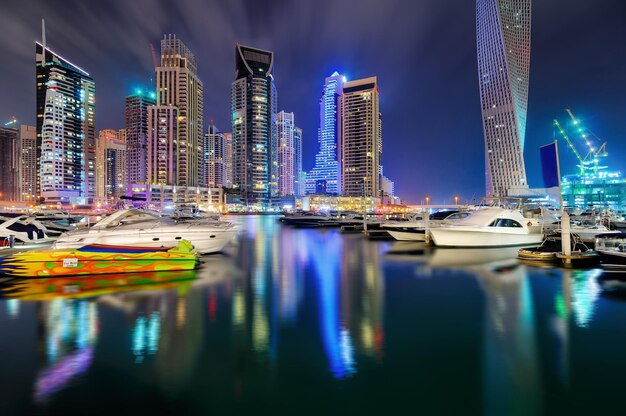 Photo reflection of illuminated buildings in city at night