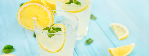 Photo refreshing drinks for summer, cold  lemonade juice with sliced fresh lemons