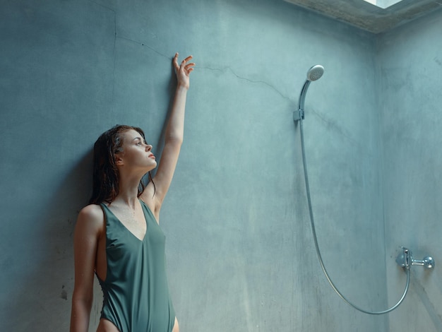 Photo refreshing outdoor shower on a hot summer day rejuvenates woman in green swimsuit