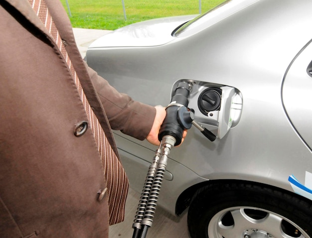 Photo the refueling of a hydrogen car at a hydrogen station