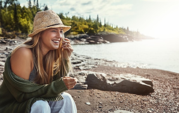 Photo relax smile and woman at lake on holiday vacation or travel outdoor on island in ireland river funny and happy person laugh by water for journey adventure and tourist thinking on trip in nature