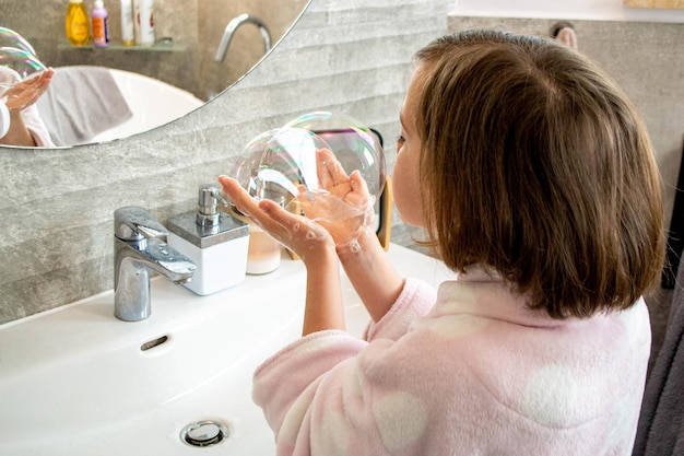 Photo relaxed young girl model poses in cozy bathroom