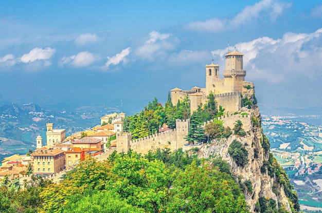 Photo republic san marino prima torre guaita first fortress tower with brick walls on mount titano stone rock with green trees