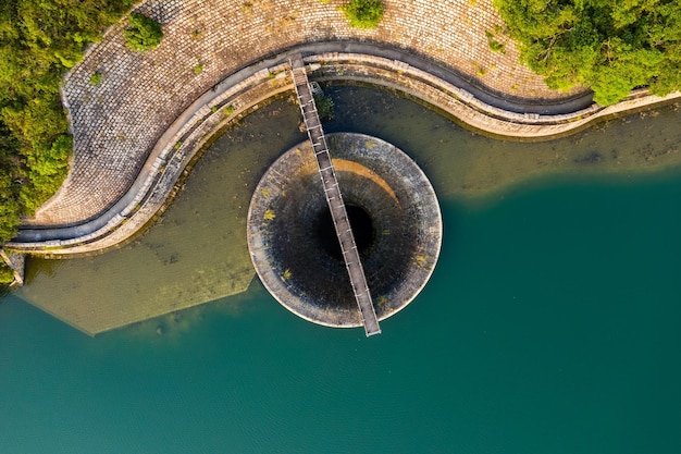 Reservoir discharge channel from top