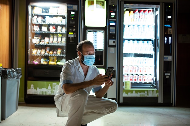 Rest of sanitary personnel in vending machines. coffee break