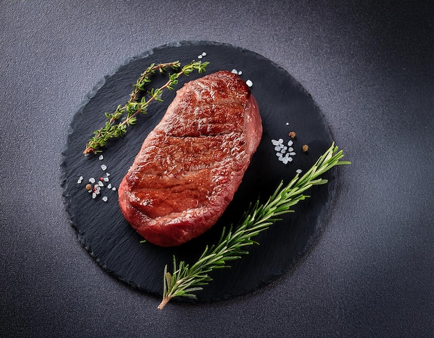 Photo ribeye steak on a blackboard