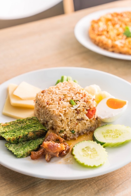 rice mixed shrimp paste sauce with crispy fried fish and sweet pork