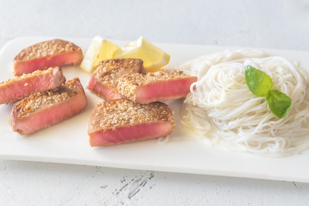 Rice noodles with fried tuna