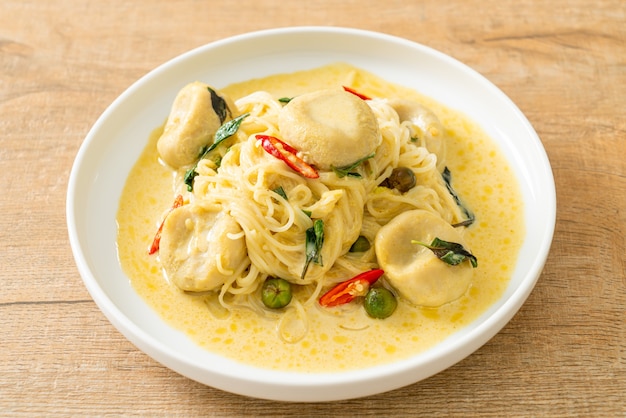 Rice Noodles with Green curry and Fish ball - Thai food style