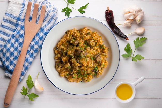 Photo rice paella with iberian pork cheek top view table with christmas decoration