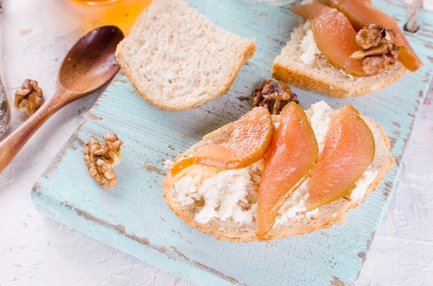 Ricotta cheese and pear jam sandwiches 