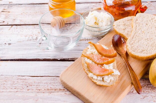 Ricotta cheese and pear jam sandwiches 