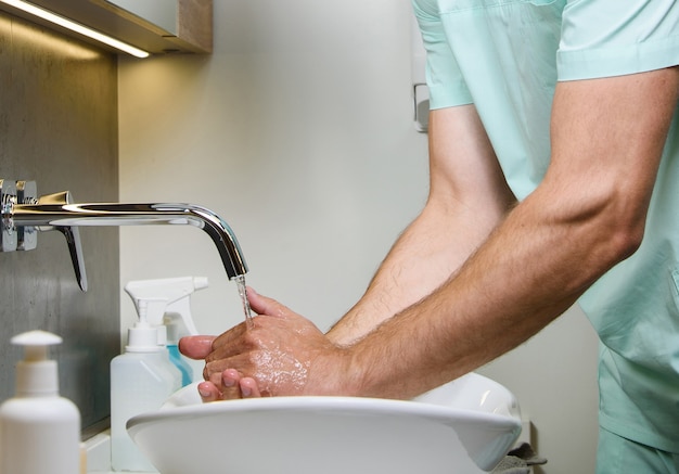 The right way to wash your hands underwater for medical staff before working with patients who are sick coronovirus covid 19