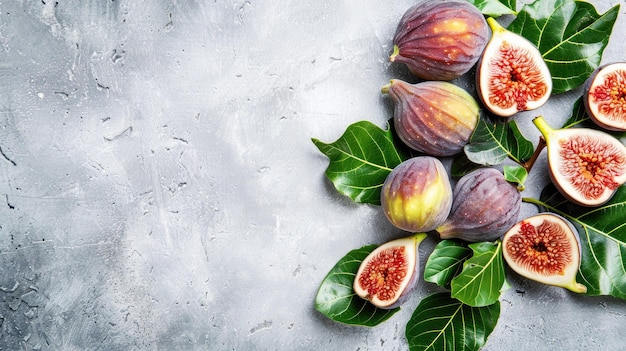 Photo ripe figs adorned with leaves against a soft light background evoking a sense of freshness and abundance