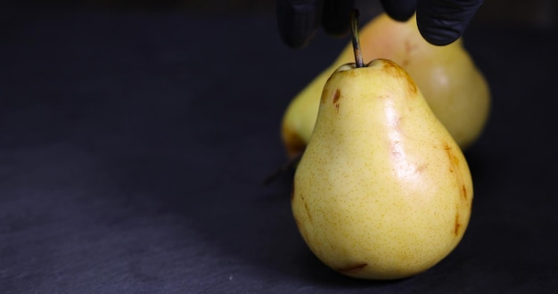 Photo ripe green and yellow pear on a board