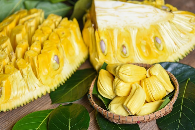 Ripe jackfruit peeled tropical fruit fresh from jackfruit tree jackfruit on basket with leaf on wooden background