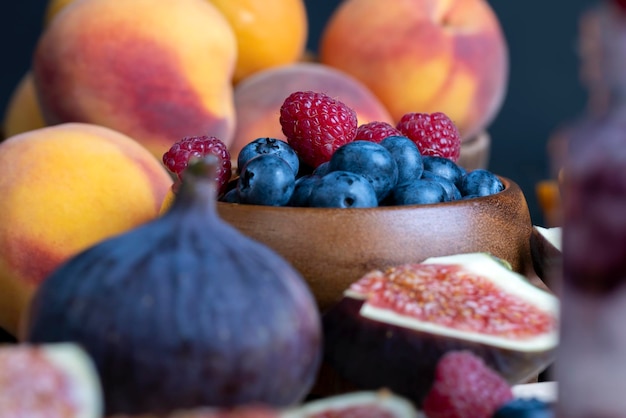 Photo ripe but longlying blueberries on the table