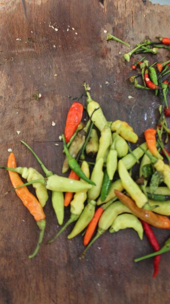 Ripe pepper with leaves isolated premium Premium photo