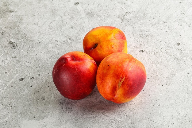 Photo ripe sweet juicy fresh red nectarines heap