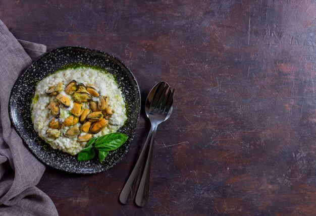 Photo risotto with mussels . italian cuisine. proper nutrition. vegetarian food.