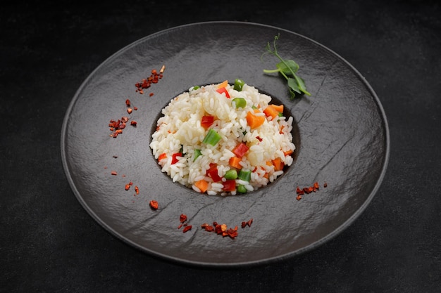 Photo risotto with vegetables and spices on a plate