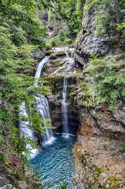 Photo river flowing through rocks