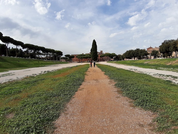 Photo road amidst green landscape against sky