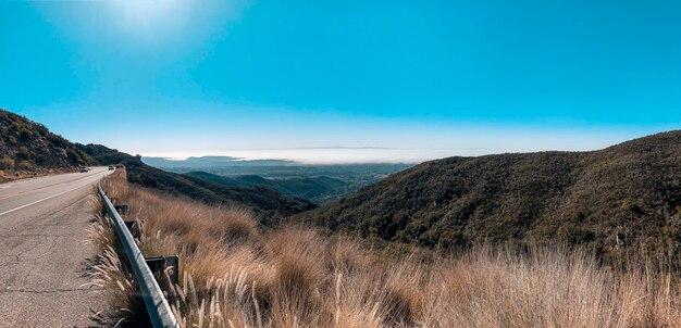 Photo road by mountain against blue sky